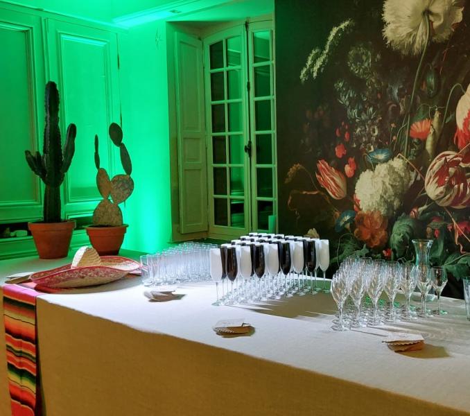 Buffet boissons avec décoration de cactus et éclairage vert pour événement thème sous le soleil du Mexique, par Lecointe Stories en Normandie