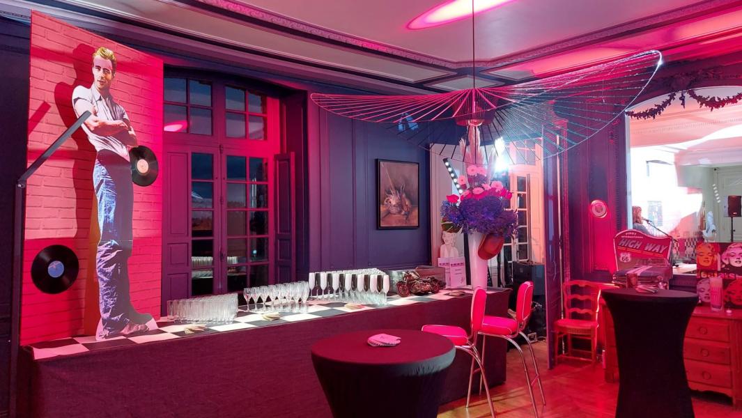 Buffet en damier noir et blanc aux tons rouge, noir et blanc pour événement thème American Diner, organisateur d'événements en Normandie