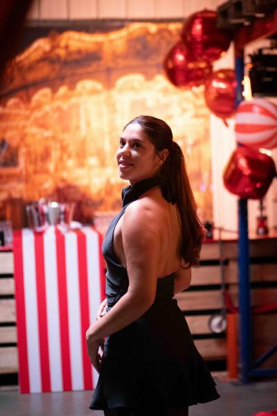 Décor événementiel style fête foraine avec grande roue en arrière-plan, couleurs rouge et blanc, par Lecointe Stories en Normandie