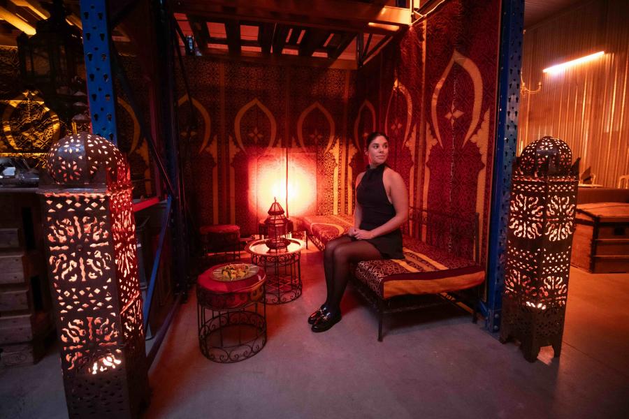 Femme dans un salon oriental aux tons rouges pour événement thème marché aux épices par Lecointe Stories en Normandie