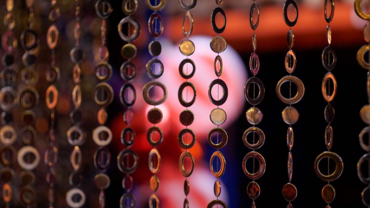 Rideau métallique suspendu style rétro années 70 vintage pour décor événementiel par Lecointe Stories en Normandie